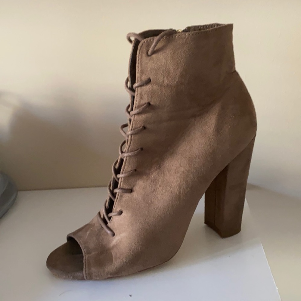 Size 9 brown open toed heeled laced booties